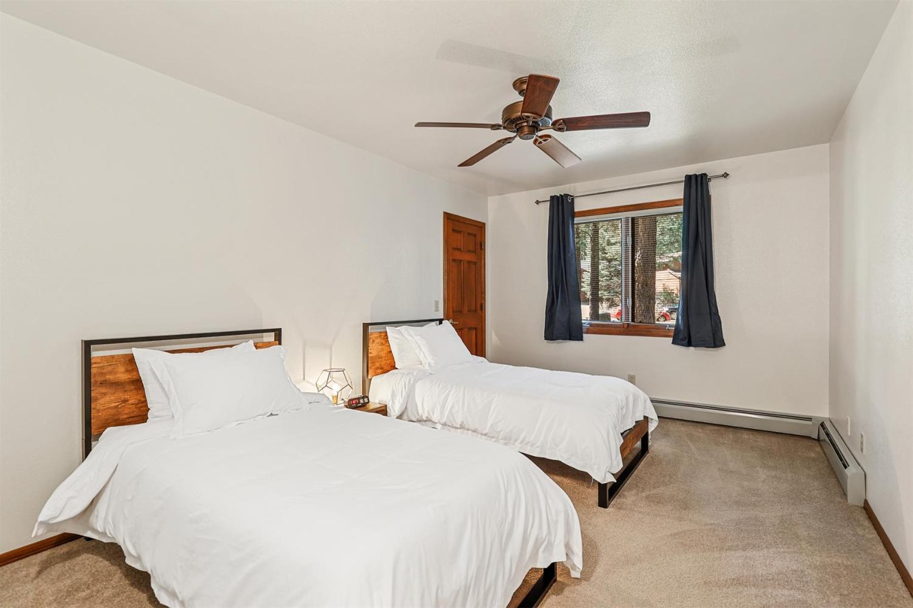 Pristine On Wooded Lot. Fantastic Location Pool Table Holiday home Flagstaff